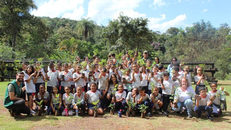 Usiminas recebe estudantes de Itatiaiuçu para ação de educação ambiental no Viveiro de Mudas