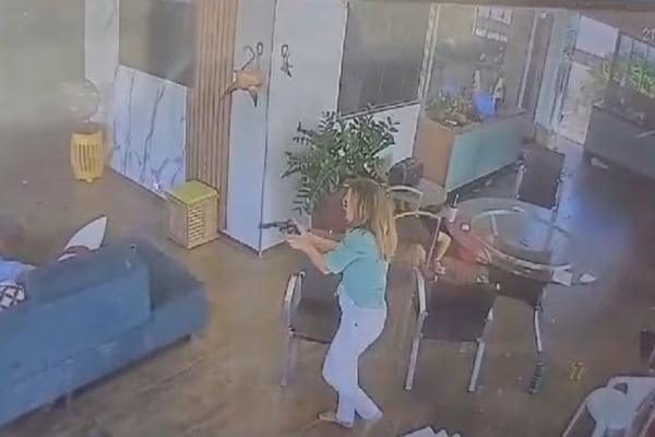 Vídeo: depois de atirar e matar dois idosos, mulher sorri e aponta para a câmera
