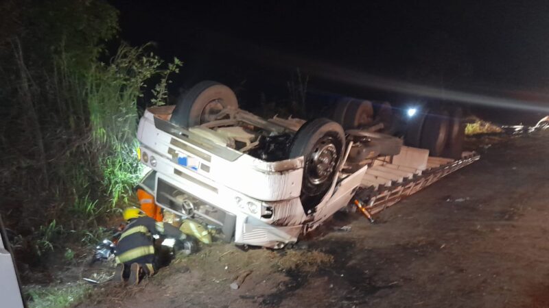 Caminhão capota na BR 494 e provoca a morte de dois passageiros e ferimentos graves em outros