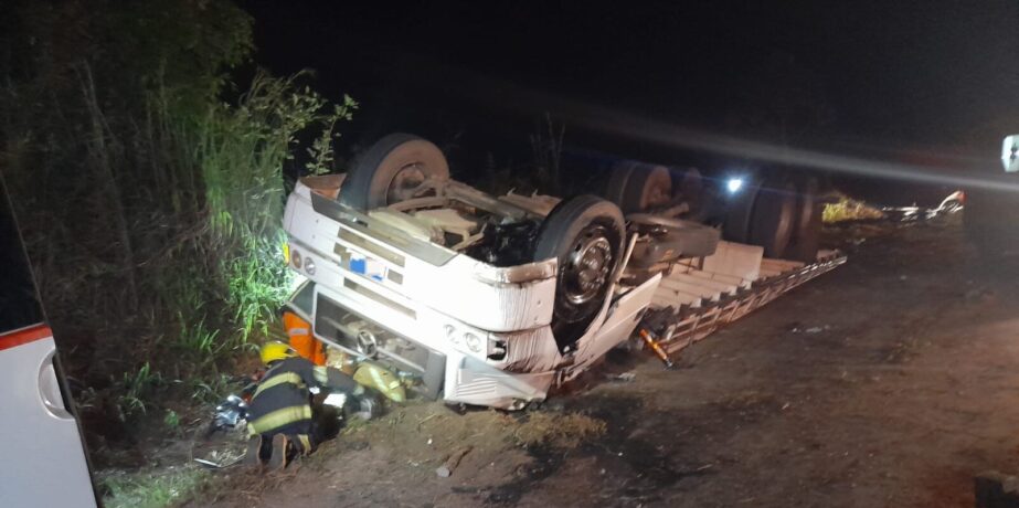 Caminhão capota na BR 494 e provoca a morte de dois passageiros e ferimentos graves em outros