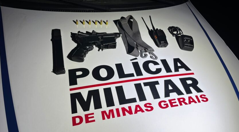 ITATIAIUÇU: PMMG apreende submetralhadora 9mm e simulacro de espingarda em Itatiaiuçu