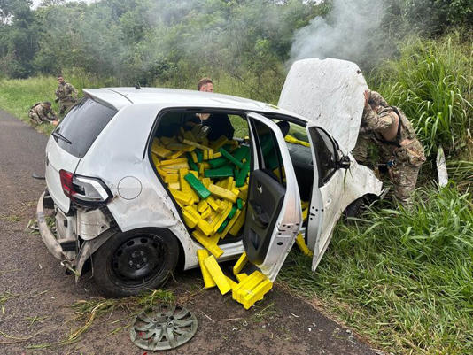 Vídeo: adolescente foge da PMRv, capota carro e é flagrado com quase 600kg de maconha