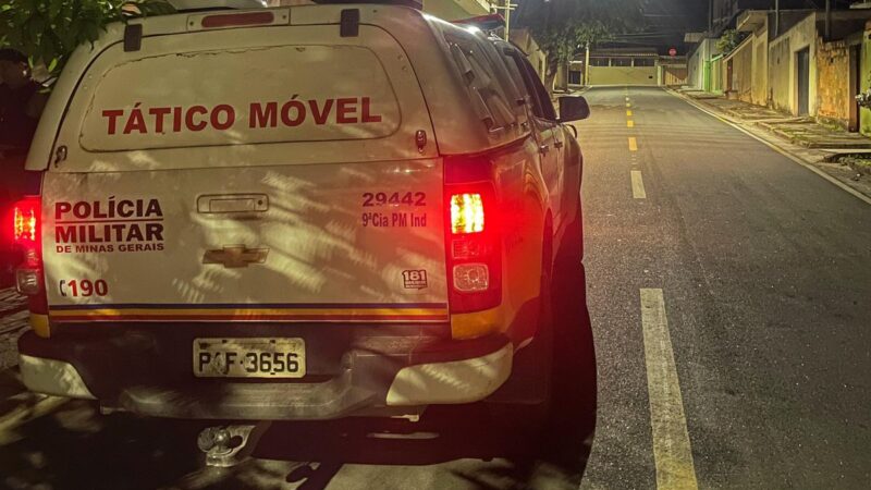 Embriagado perde o controle do carro, bate em dois veículos e foge do local na “Jove Soares”