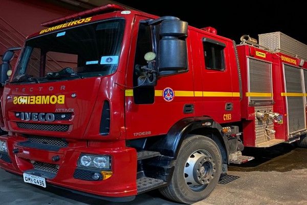 Bombeiros apagam incêndio em residência no bairro Piedade, em Itaúna