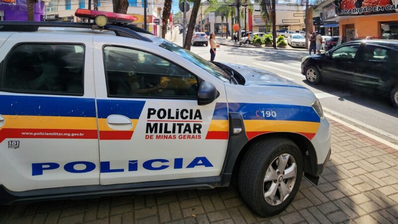 Condutora abre porta de carro e provoca queda de ciclista