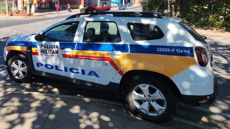 Homem foge de abordagem da PM, bate carro em poste, pula no rio, mas acaba preso