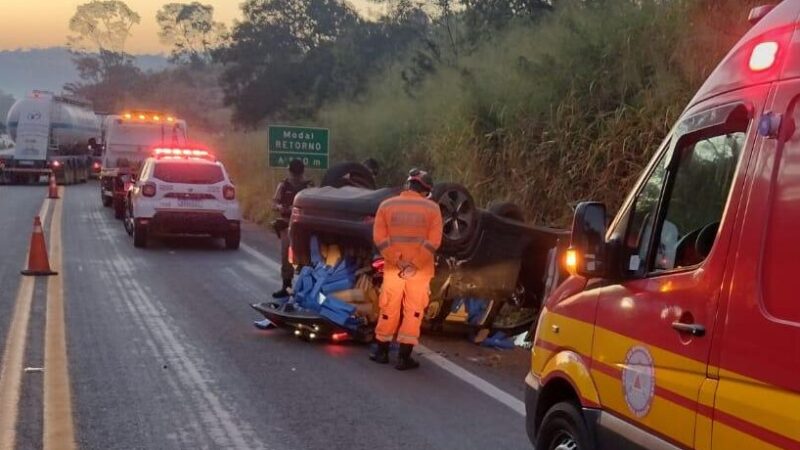 Carro com drogas capota na MG 050, ocupantes fugiram do local