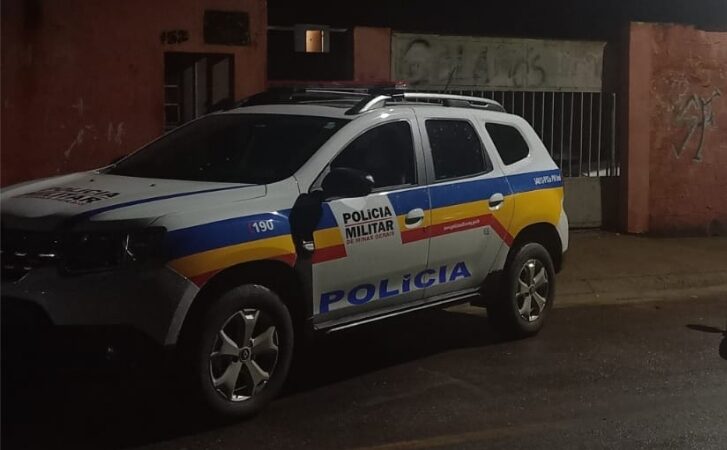 Motocicleta e carro se envolvem em colisão no bairro Chácara do Quitão