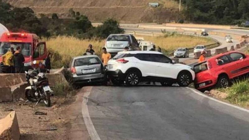 Vídeo: engavetamento entre três veículos de passeio paralisa rodovia 381 e deixa 8 feridos