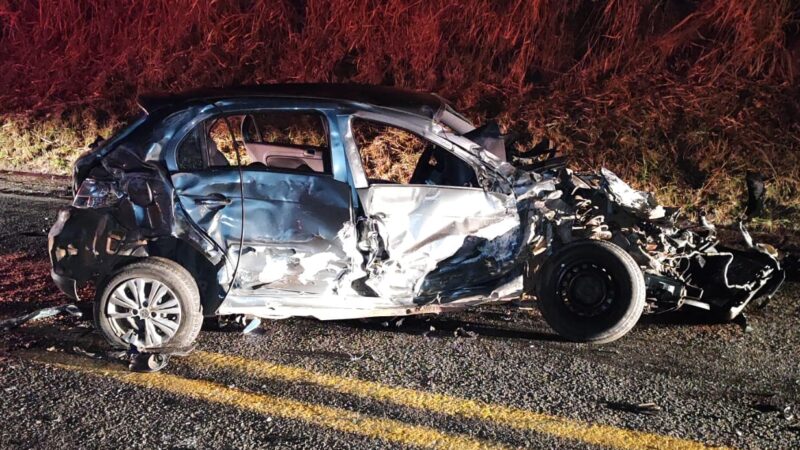 Colisão entre carro e ônibus na MG 050 deixa uma mulher ferida
