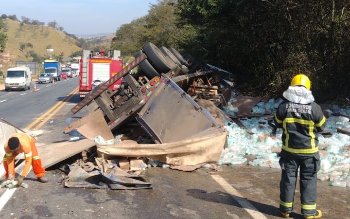 Carreta com carga de refrigerantes tomba em Itaúna na rodovia MG 050