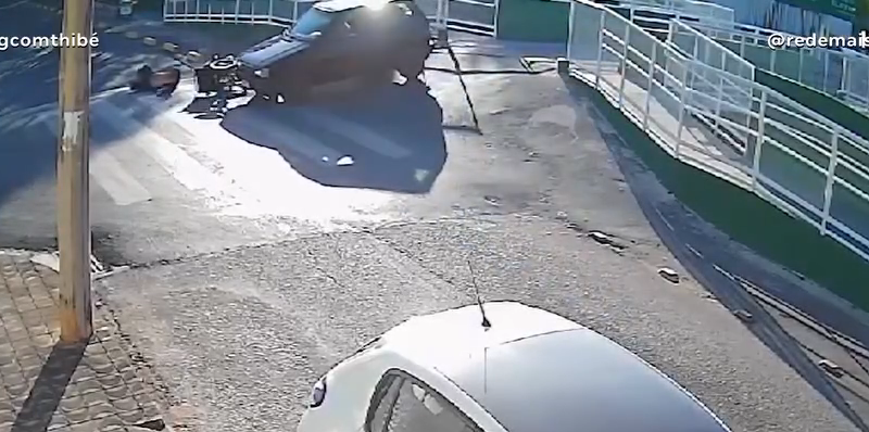 Vídeo: cadeirante é atropelado na faixa de pedestre em Minas Gerais