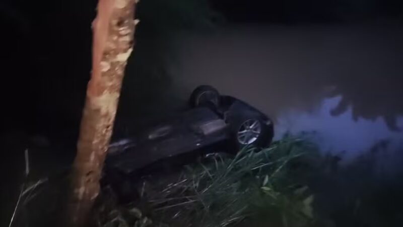 Vídeo: carro capota com três pessoas, cai em um açude e todas morrem, entre elas uma criança de 9 anos