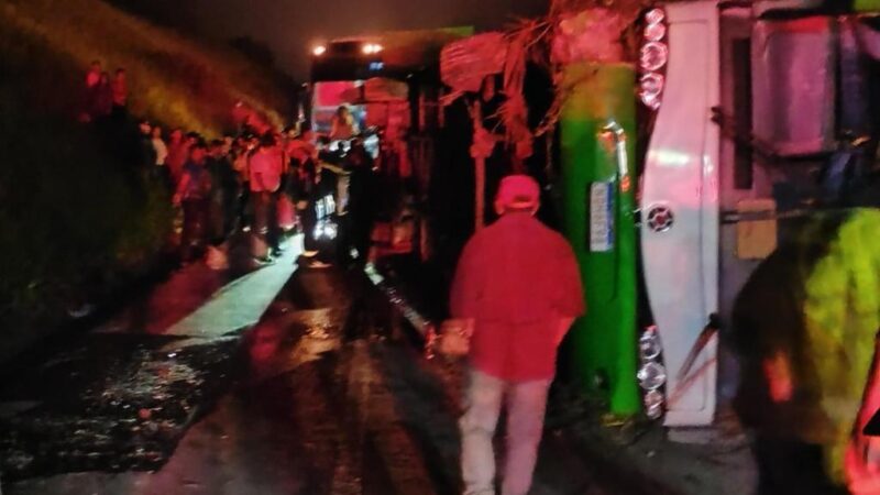 Ônibus com 51 pessoas tomba e deixa 20 feridos na BR-381, em Minas