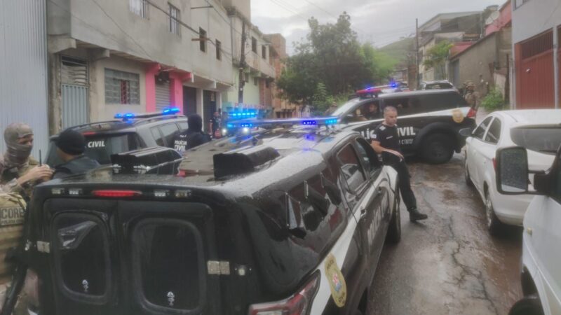 Vídeos: duas pessoas são presas suspeitas da autoria dos três assassinatos na porta de bar em Santanense