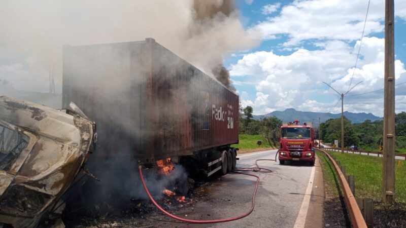 Caminhão carregado com cápsulas de café pega fogo na rodovia 381, em Itatiaiuçu