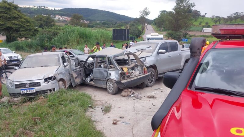 Itaúna: Uno entra na frente de outro carro e ainda envolve um terceiro em acidente; uma pessoa morreu