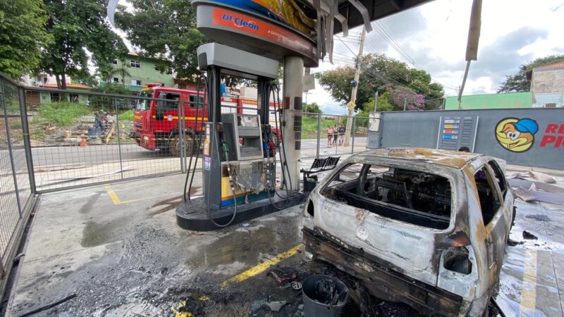 Galão de gasolina teria provocado incêndio em posto de gasolina e carro fica destruído
