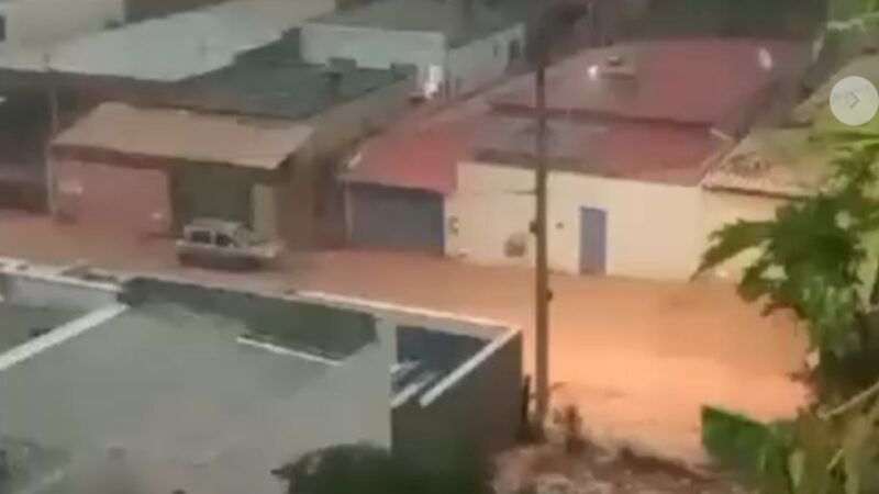 Vídeo: forte chuva cai sobre a cidade neste domingo e provoca alagamentos e quedas de árvores
