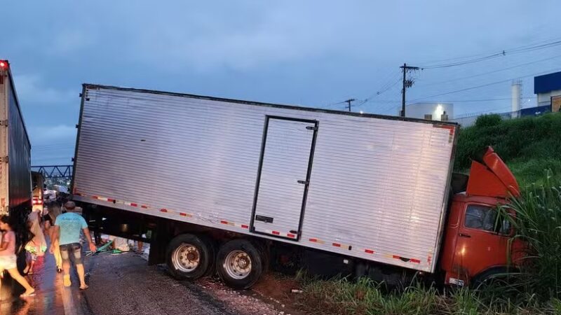 Colisão entre carreta e caminhão deixa 50 toneladas de farelo de milho espalhadas na BR-262