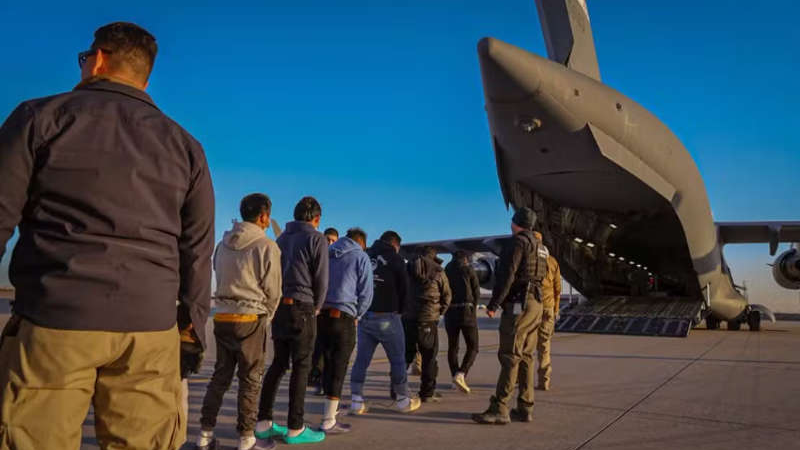 Primeiro voo de brasileiros deportados por Trump chega ao Brasil hoje