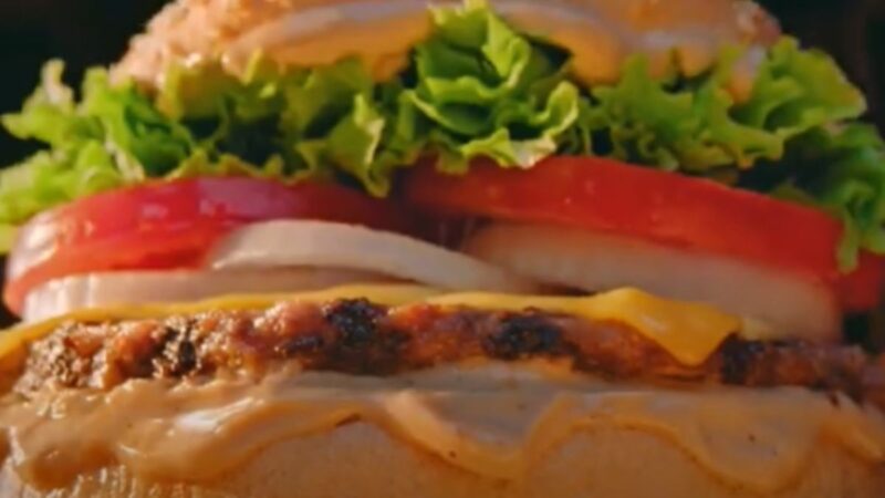 Burger King vai dar hambúrguer de graça para advogados; veja quando e regras