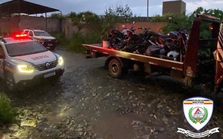 Itaúna: desmanche de motocicletas é descoberto no bairro Antunes, carro é recuperado no bairro Pio XII