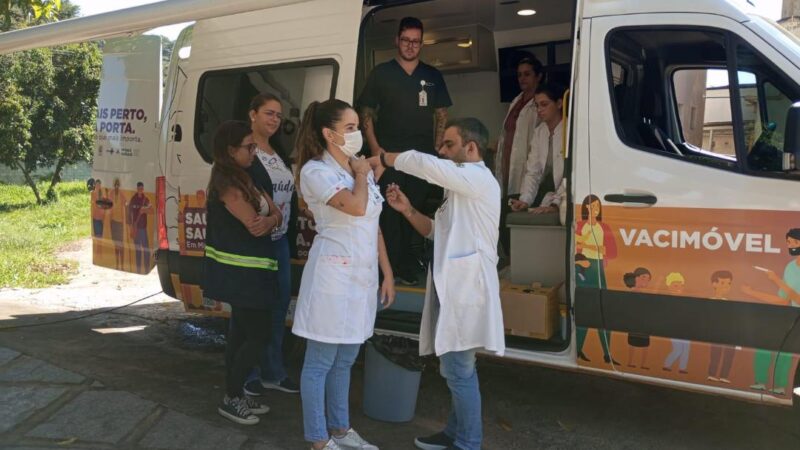 Profissionais da saúde tomam vacina contra as variantes mais recentes da Covid-19