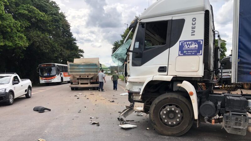 Caminhões colidem na MG 431, um deles pertence à Prefeitura de Itaúna e não tinha licenciamento