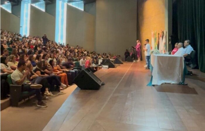 Abertura do ano letivo em Itaúna reúne Mitre e Toinzinho com os profissionais da educação