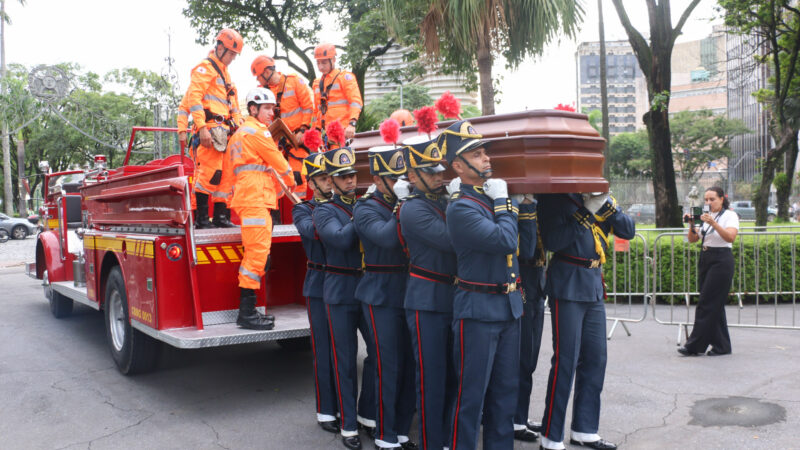 Vídeo: militares levam corpo do ex-governador de Minas, Newton Cardoso, ao Palácio da Liberdade, onde será velado