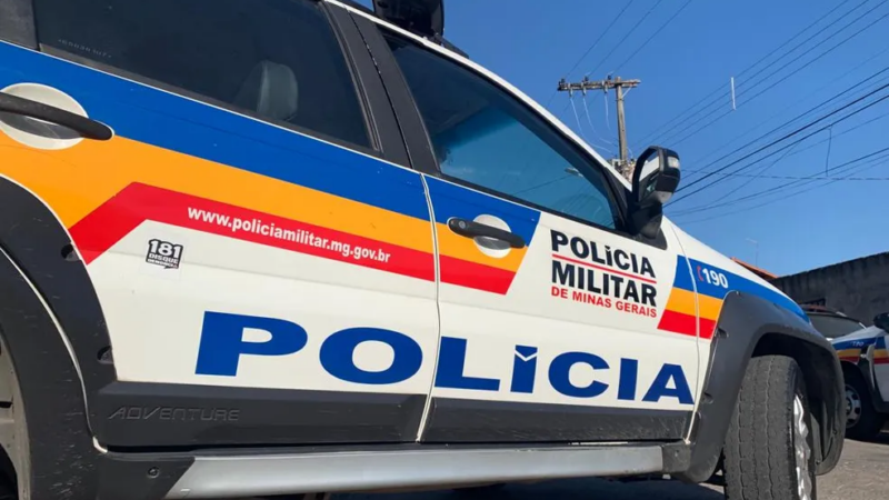 Homem com órgão genital exposto tenta forçar entrada em carro de uma mulher