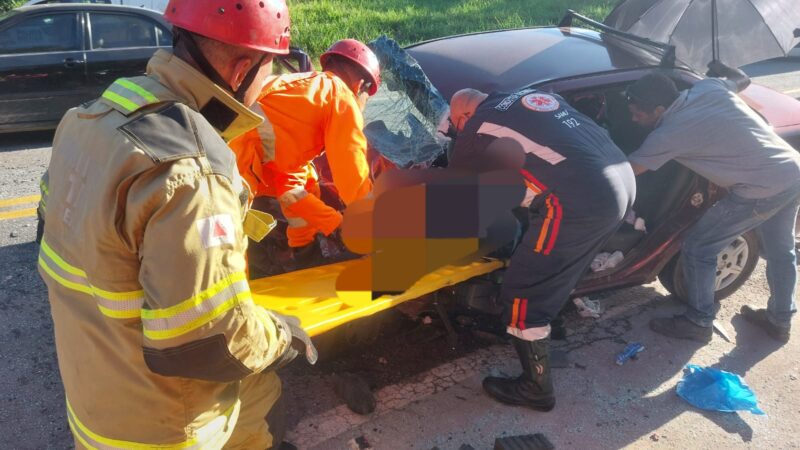 Colisão entre caminhão e carro provoca ferimentos graves e congestionamento de 2 horas na MG 050, em Itaúna