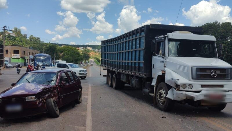 Carro e caminhão boiadeiro colidem na rodovia MG 431, em Itaúna