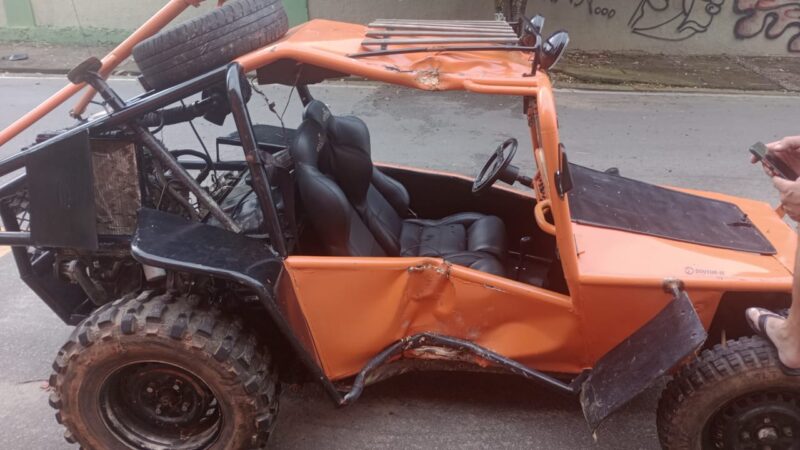Buggy bate contra árvore e passageiro é socorrido com suspeita de traumatismo craniano
