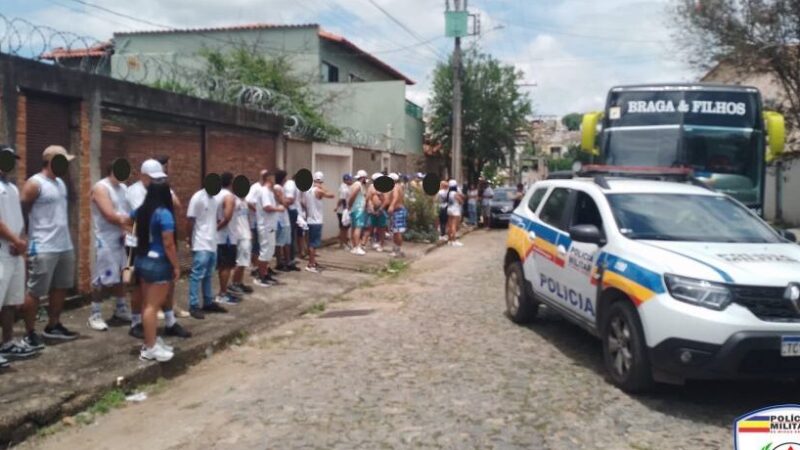 Polícia Militar apreende bastões de madeiras de torcedores de torcida organizada em Itaúna