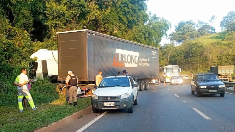 Condutor perde controle da direção e veículo em L fecha trânsito na MG 050, em Itaúna