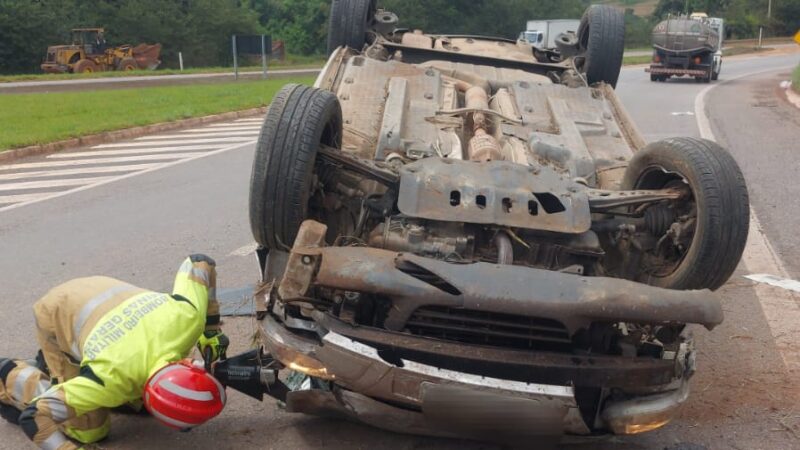 Motorista passa mal ao volante e capota carro na MG 050, em Itaúna