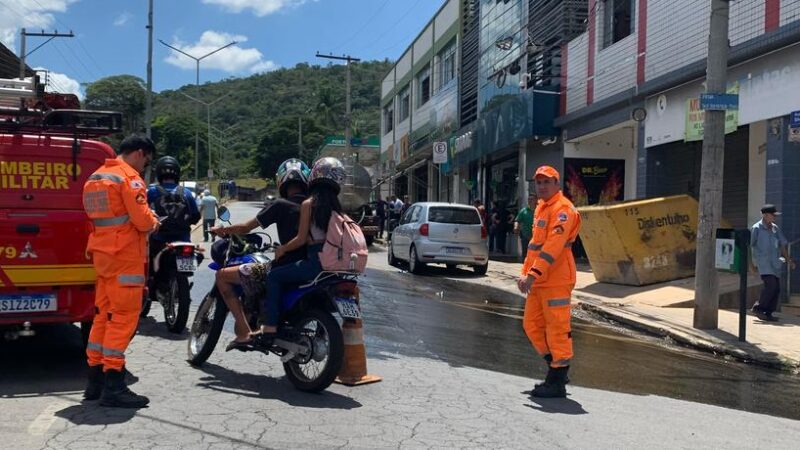 Colisão entre carro e caminhão provoca derramamento de óleo diesel na rua Silva Jardim