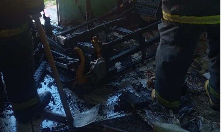 Bombeiros militares atendem incêndio em residência no bairro Santa Edwiges, em Itaúna