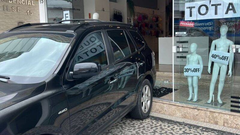 Motorista que levava grávida ao hospital perde controle do carro e bate em vitrine de loja em Itaúna
