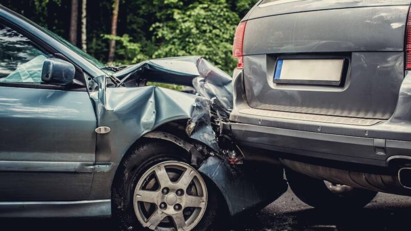 Carros colidem no bairro Santa Edwiges; um dos motoristas estava embriagado