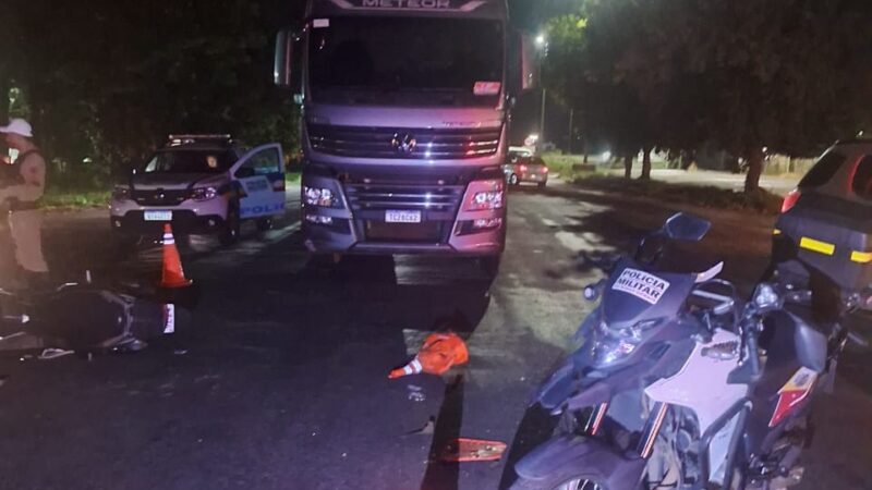 Caminhão bate em motopatrulha que controlava trânsito em acidente na MG 431