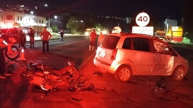 Motociclista fica com ferimentos graves depois de colisão com carro na MG 431