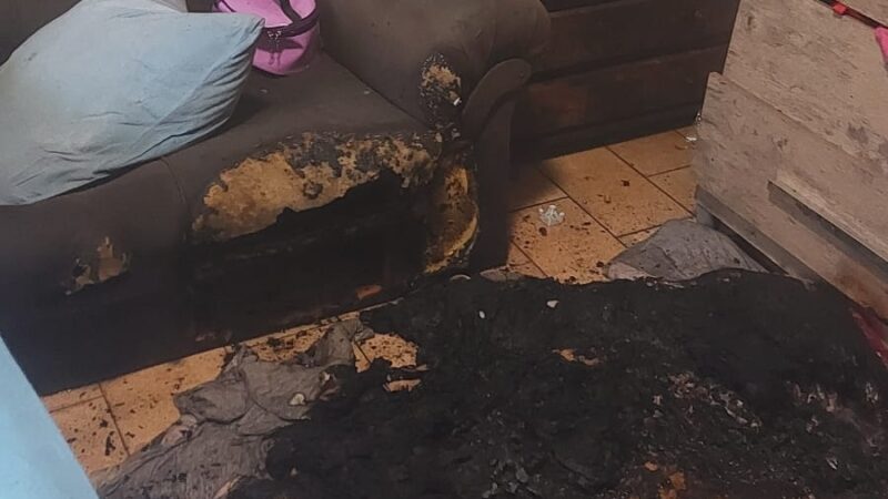 Bombeiros trabalham em ocorrência de incêndio em casa no bairro Morada Nova