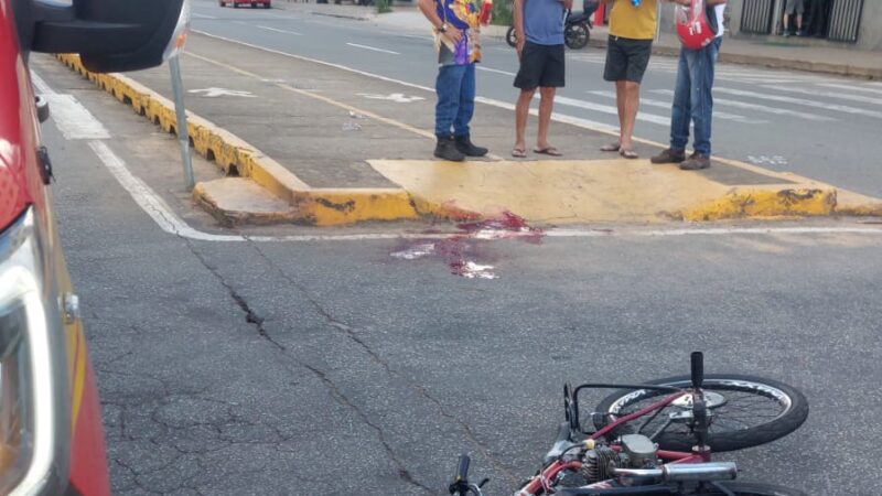 Jovem em bicicleta motorizada fica em estado grave depois de colisão com carro na av. Jove Soares