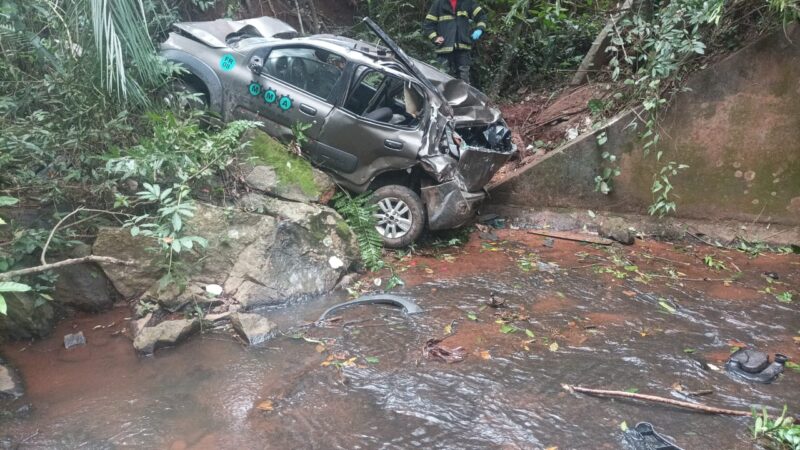 Capotamento na rodovia MG 050, em Itaúna, deixa três pessoas feridas