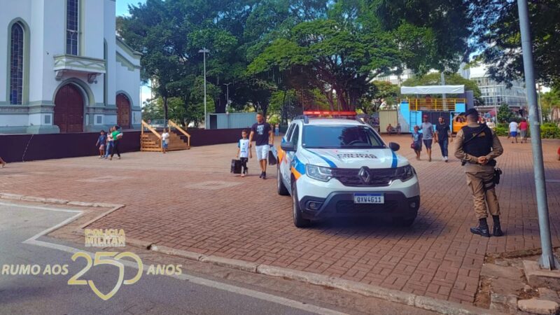 Homem joga pedras em sacristia e tenta fugir se misturando com fieis durante procissão em Itaúna 