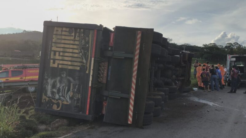 Caminhão carregado de minério de ferro tomba na MG 050, em Itaúna