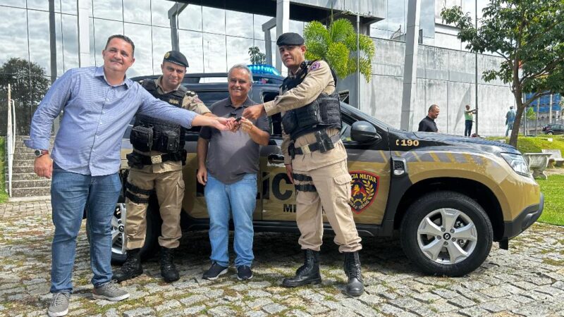 Prefeito Gustavo Mitre entrega nova viatura à Polícia Militar de Itaúna